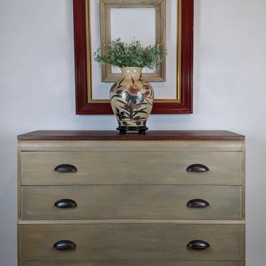 Beautiful Mid Century Modern chest of drawers.