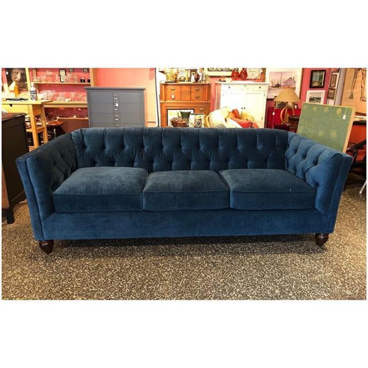 Tufted blue velvet couch in excellent condition 90 L x 36 D x 32 H 