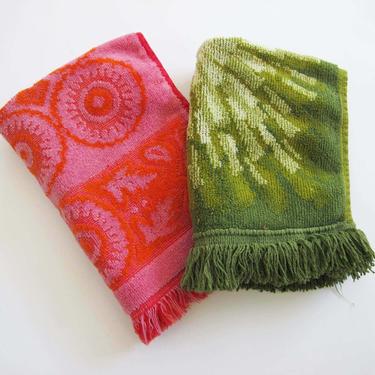 Vintage 60s  Hand Towel Lot Set of 2 - Green Pink 1960s Fringed Hand Towels - Quirky Retro 60s Bathroom Decor - Fieldcrest 