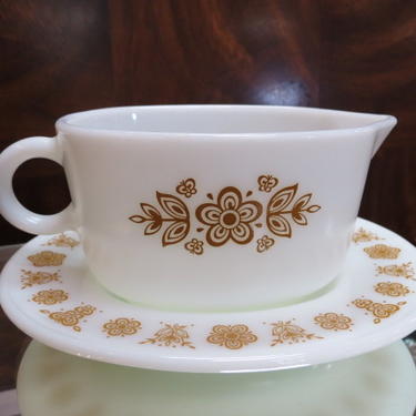 Vintage MCM Pyrex gravy boat and under plate