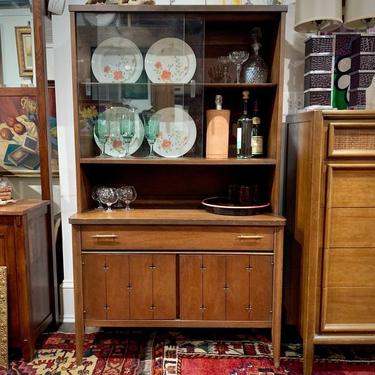 Broyhill Saga Premiere, mid century modern hutch / display cabinet