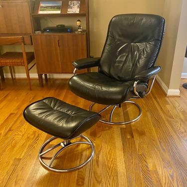 Vintage Ekornes Stressless Scandinavian lounge chair and ottoman Black Leather Recliner 