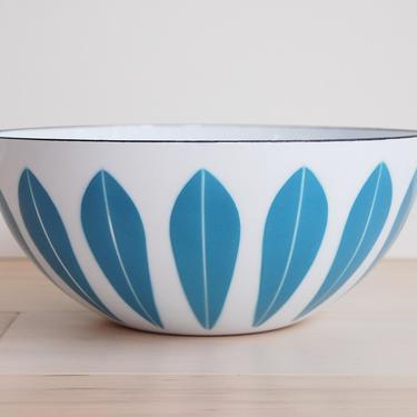 Rare Scandinavian Modern Cathrineholm 11 inch Blue Lotus Enamelware Bowl Grete Prytz Kittelsen Made in Norway 