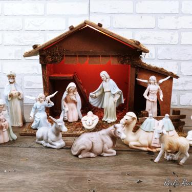 Gorgeous 16 Piece Lefton Nativity Set 