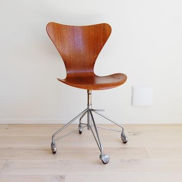 Danish Modern Fritz Hansen Series 7 Teak Swivel Desk Chair with Casters Arne Jacobsen Made in Denmark 
