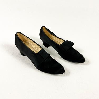 1920s / 1930s Black Satin Pointy Shoes with Grosgrain Bow / House Shoes / Bed Shoes / Size 8 / Antique / Boudoir / Flapper / Low Heel / 