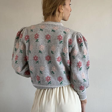 80s puff sleeve handknit sweater / vintage gray Shetland wool hand knit pink floral intarsia cropped bishop sleeve sweater | XS S 