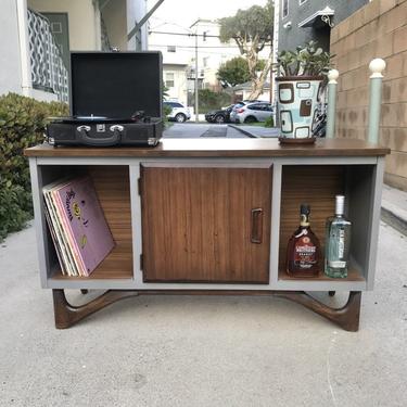 MID CENTURY MODERN Credenza/Media Stand/Record Player Stand/Bar 