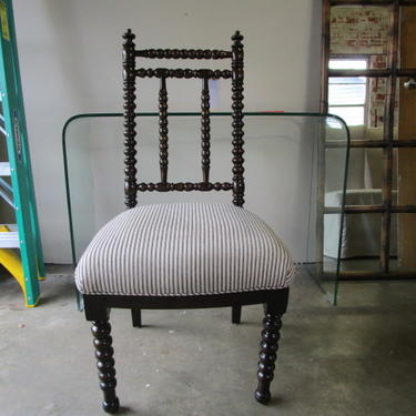 CHARMING SPINDLE CHAIR