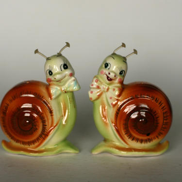 vintage Enesco anthropomorphic snail salt and pepper shakers / made in japan 