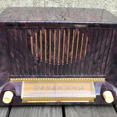 1951 General Electric 422 Purple Swirl Tube Radio 