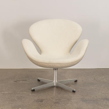 Arne Jacobsen Swan Chair 