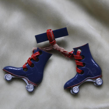 Mid-Century Roller Skate Pin // Plastic and Leather 