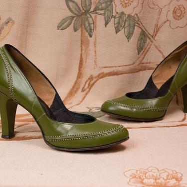 1950s Shoes  - 7.5 8 N - Ideal Vintage 50s Babydoll Pumps in Olive Green with Black and White Welted Accent 