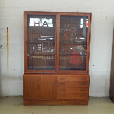 HA-18102 Teak Hundevad Glass Bookcase