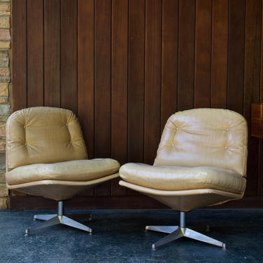 1960s Tan Alligator Low Swivel Lounge Chairs Vintage Mid-Century Modern Attributed to Milo Baughman 