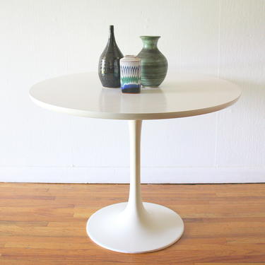 Mid Century Modern Saarinen Style Table