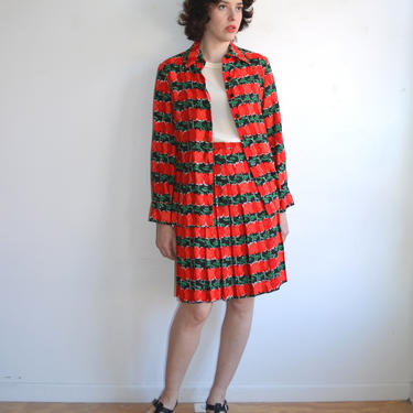 SALE 25% OFF Vintage 70s Vera Apple Print Two Piece Suit/ Wrap Skirt and Blouse Novelty Fruit Print/ Teacher/ Medium Large 