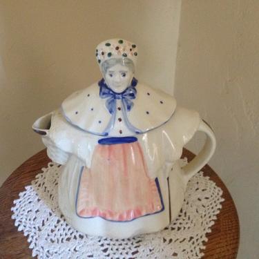 Vintage Granny Ann Tea Pot by Shawnee USA. -1930's -Great Condition 