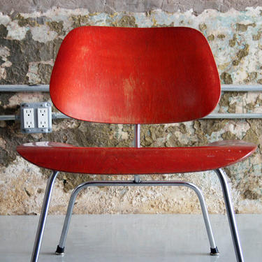 Eames Vintage LCM in red Aniline