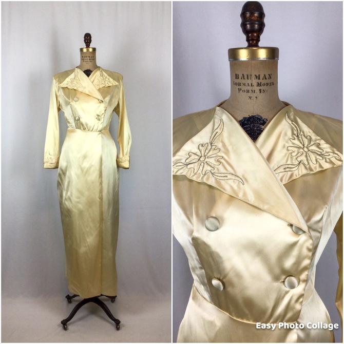 Vintage 40s robe | Vintage cream satin dressing gown | 1940s Pandora wrap front house coat by BeeandMason
