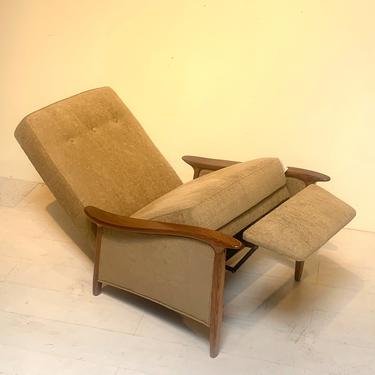 Mid Century Modern Recliner Chair in the style of Milo Baughman 
