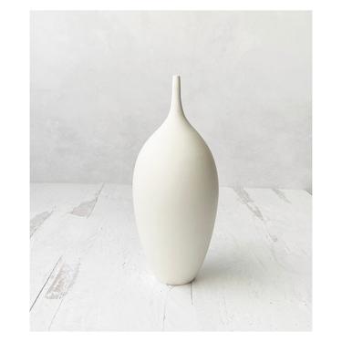 White Ceramic Stoneware Teardrop Bottle Vase by Sara Paloma . Handmade Minimalist White Matte Bud Vase 