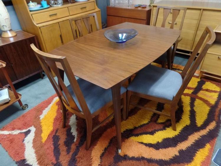 Mid-Century Modern boat shaped walnut dining table with large leaf