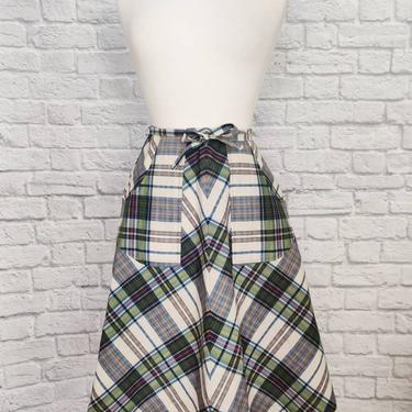 Vintage 70s Plaid Wrap Skirt with Pockets // A Line Circle Knee Length Green White 