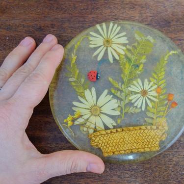 Vintage 70s pressed flower resin trivet with ladybug 5 1/4", preserved floral hot plate for groovy kitchen decor, bohemian hippie aesthetic 