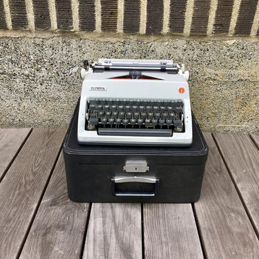 1970 Olympia SM9 DeLuxe Typewriter with Cursive Font, Case, New Ribbon, Germany 