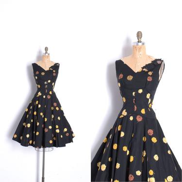 Vintage 1950s Dress / 50s Dark Floral Print Cotton Dress / Black and Yellow ( S M ) 