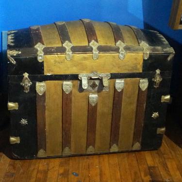 Black and Gold Barrel Top Trunk w Floral Lining