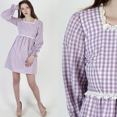 Vintage 70s Purple Gingham Prairie Dress / CottageCore Folk Plaid Dress / Country Cotton Material / Crochet Lace Trim Homespun Mini Dress 