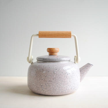 Vintage Enamel Teapot in Lavender, Purple Enameled Tea Kettle, Holds 8 Cups or 64 Ounces, Speckled Enamel Kettle 