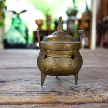 Antique Chinese Bronze Incense Burner, Vintage Brass Patina Etched Censer Jar with Lid, Cone Incense Holder Boho Home Decor Xuande Reign 