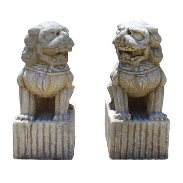 Chinese Pair Distressed Brown White Marble Stone Fengshui Foo Dogs Statues cs2868E 