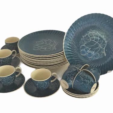 Susie Copper&#8217;s 1930s Modern Breakfast \/ Luncheon Set of  Demitasse cups \/ saucers and plates Grape and Leaves Decoration, England