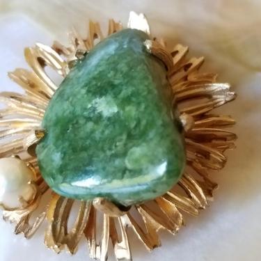 Brooch green Jasper stone gold starburst Mid Century, 1960's 