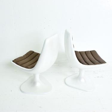 Sculptural Atomic Mid Century Modern Pair of Side Chairs in Fiberglass 