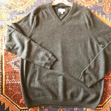 100% Cashmere V Neck sweater~ Men’s size XXL~ charcoal gray So soft &amp; cozy~ unworn like new condition 