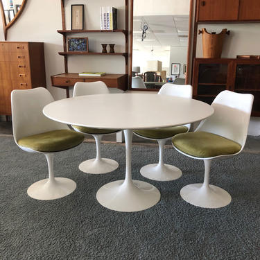 HA-18173 Knoll Saarinen Tulip 47\" Table & Four Swivel Tulip Chairs