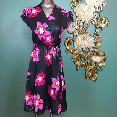 1970s wrap style dress, vintage 70s dress, hibiscus print, black floral dress, purple flower print, split sleeve dress, small, Hawaiian 