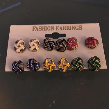 Six Pairs of knotted stud earrings 