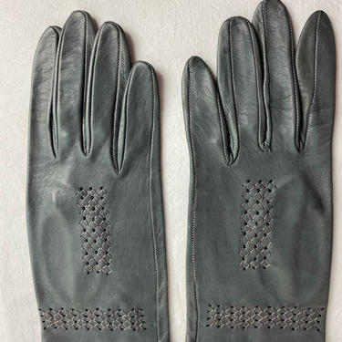 Vintage soft leather gloves~ medium gray woven/ eyelets~ stylish sleek single stitch~ women’s smokey grey size small 