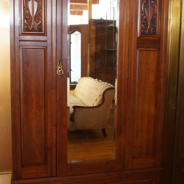 Wardrobe w Mirrored Door and Carved Corners