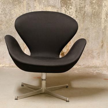 Swan chair by Arne Jacobsen for Fritz Hansen 