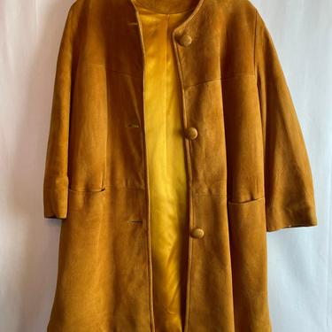 Pretty 1960’s butterscotch soft suede leather coat ultra Mod style boxy 3/4 length bracelet sleeves bright golden color soft supple overcoat 