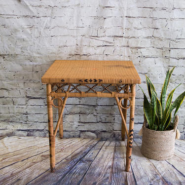 SHIPPING NOT FREE!!! Vintage Rattan Dinning Table (need some tlc) 