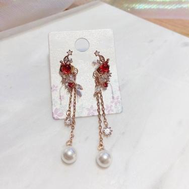 E090 ruby red crescent moon earring, crescent Moon earring, moon Star Earring, Celestial Earring, crescent dangle earring, moon stud earring 